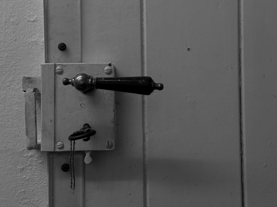 Door handle and lock with key